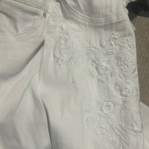 Alfred Dunner Blue Bayou Mid Rise Plus Capris - Picture 5 of 6